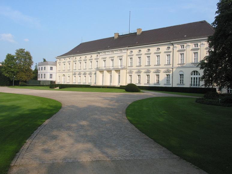 Schlo&szlig; Bellevue - Ansicht Gartenseite