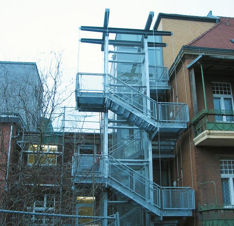 AUSSENANSICHT FLUCHTTREPPENHAUS